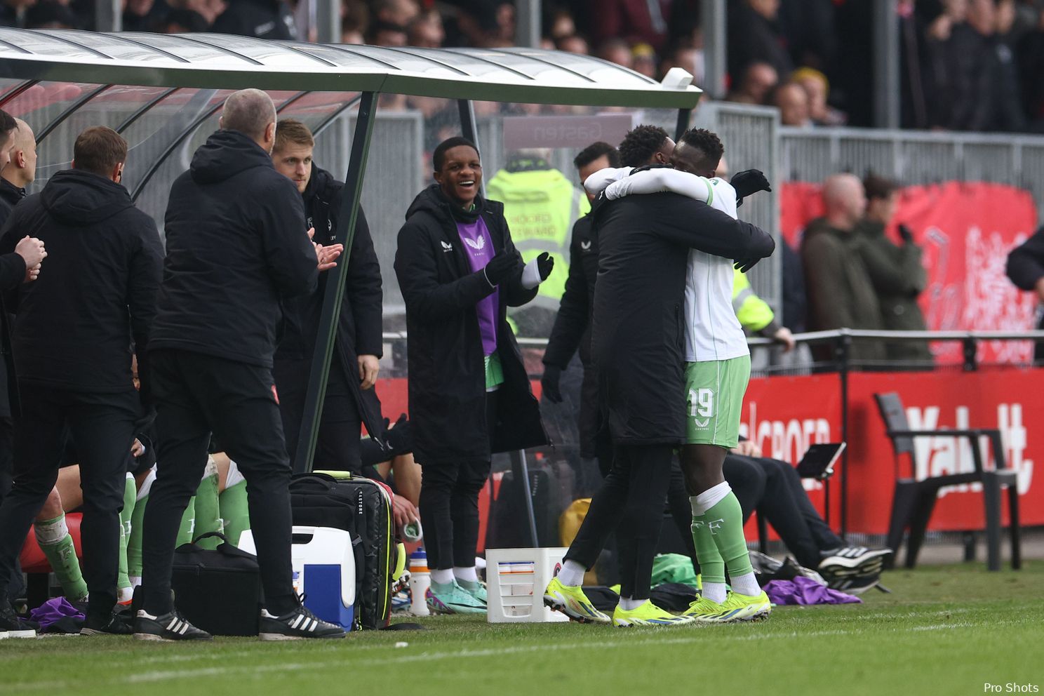 Feyenoord wint in Almere dankzij invaller Minteh