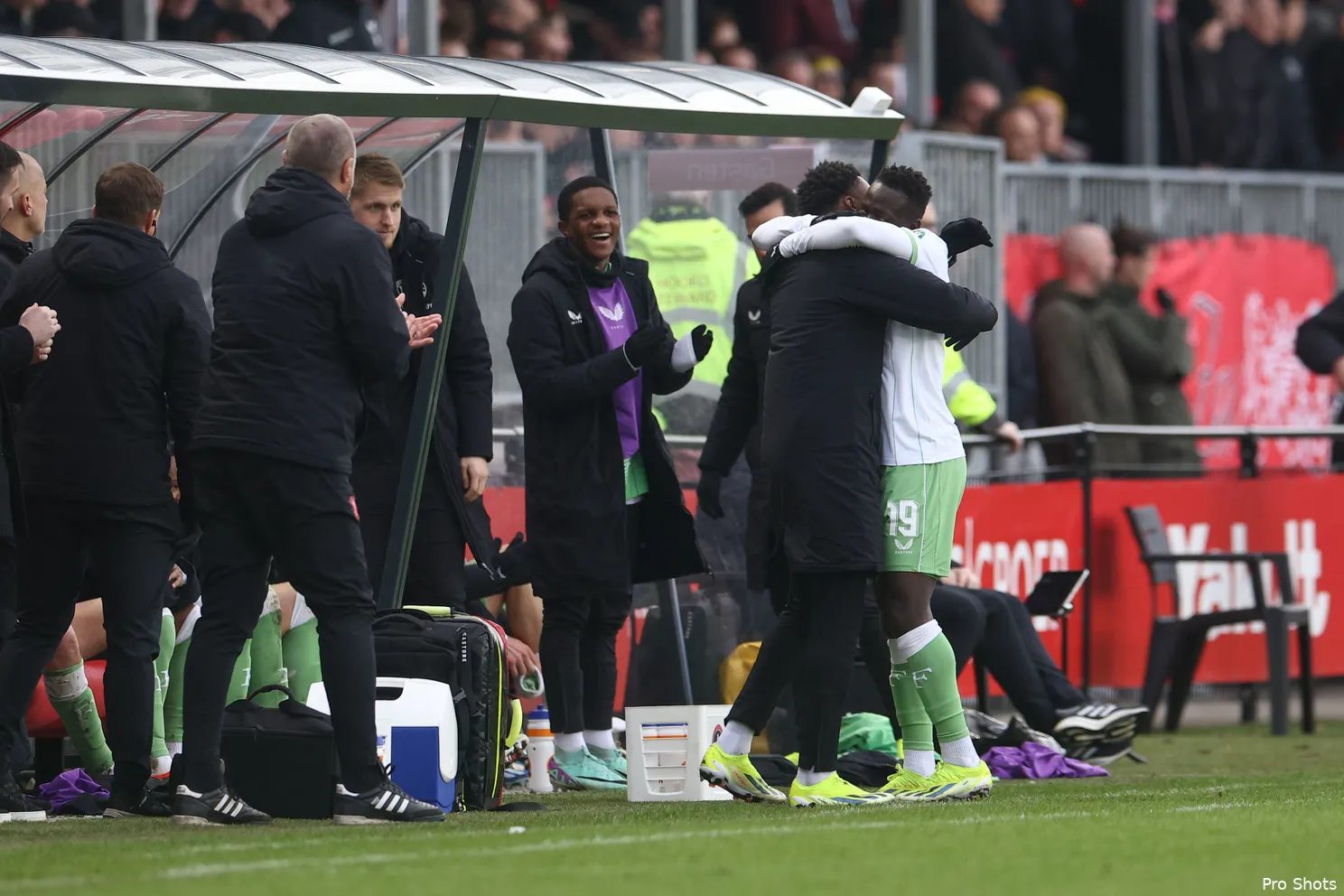 Feyenoord wint in Almere dankzij invaller Minteh