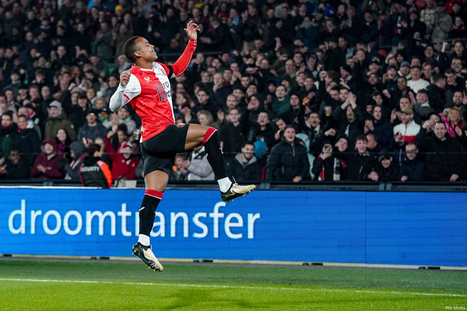 Buitenspelers belangrijk tijdens eenvoudige overwinning Feyenoord