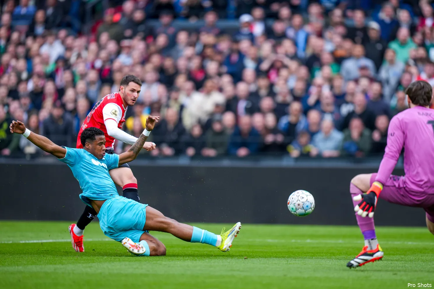 Feyenoord wint voetbalgevecht van FC Utrecht na sterke comeback