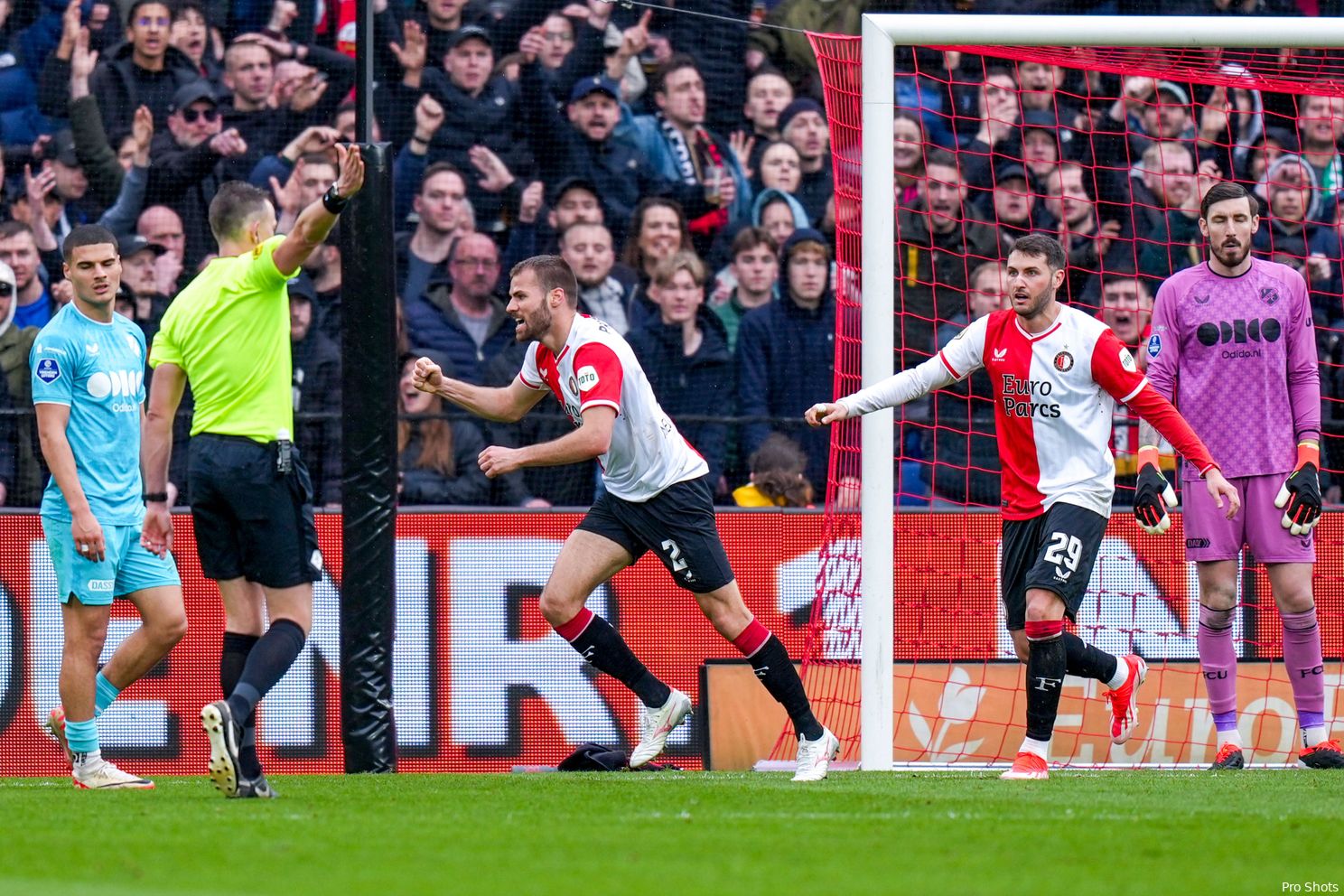 Feyenoord wint voetbalgevecht van FC Utrecht na sterke comeback