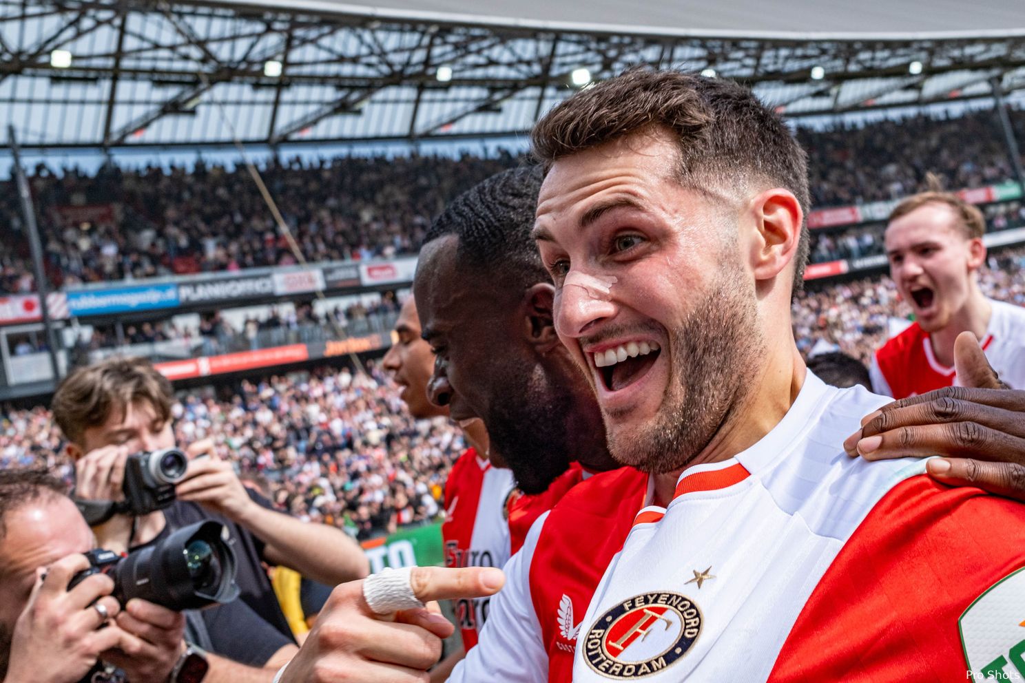 Oppermachtig Feyenoord vernedert Ajax in De Kuip