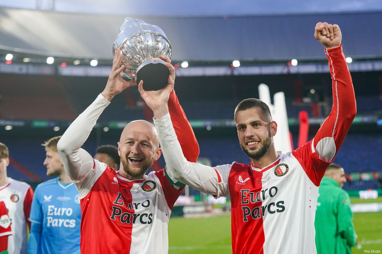 Selectie van Feyenoord neemt TOTO KNVB Beker in ontvangst (foto's)