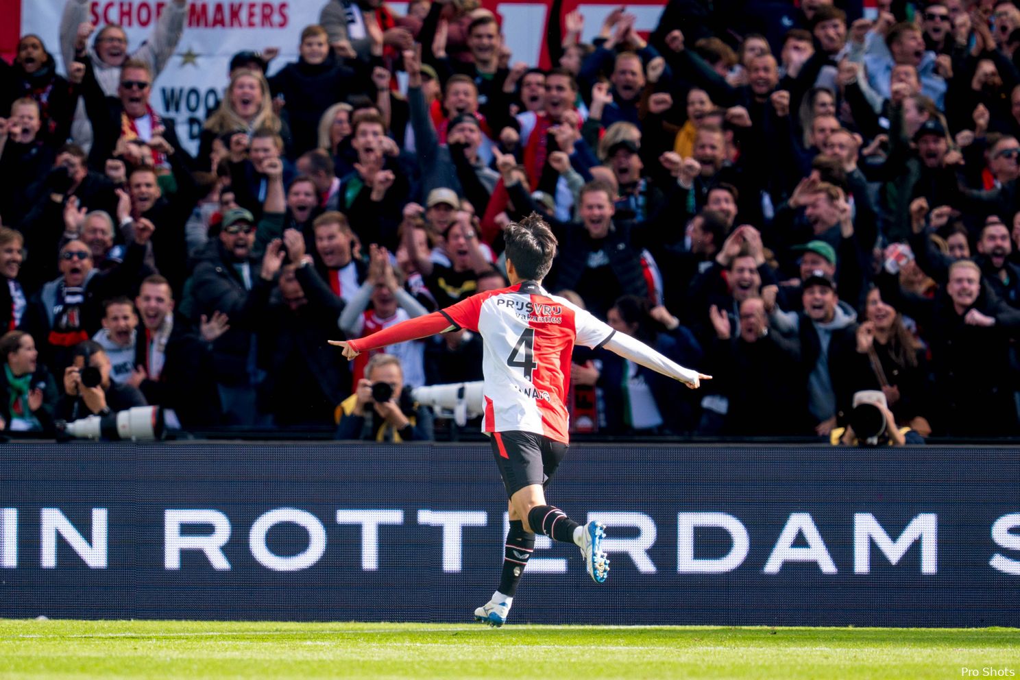 Hwang leidt Feyenoord naar winst op FC Twente in De Kuip