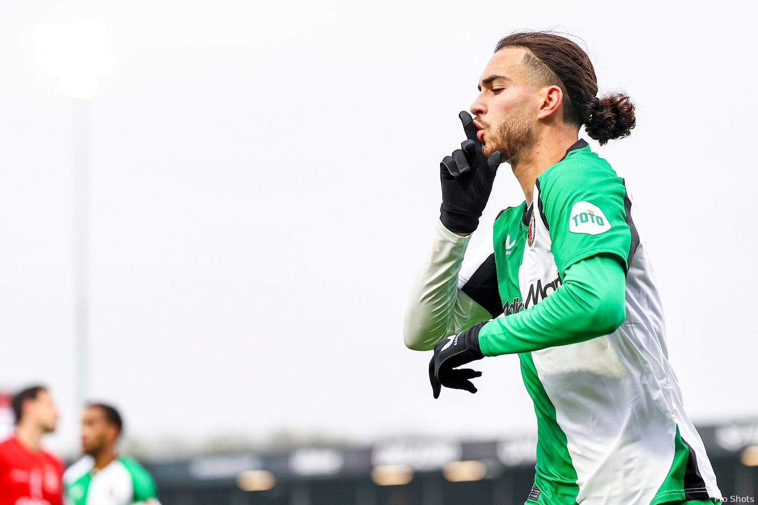 Feyenoord wint ruim van Almere City na doelpuntrijke openingsfase