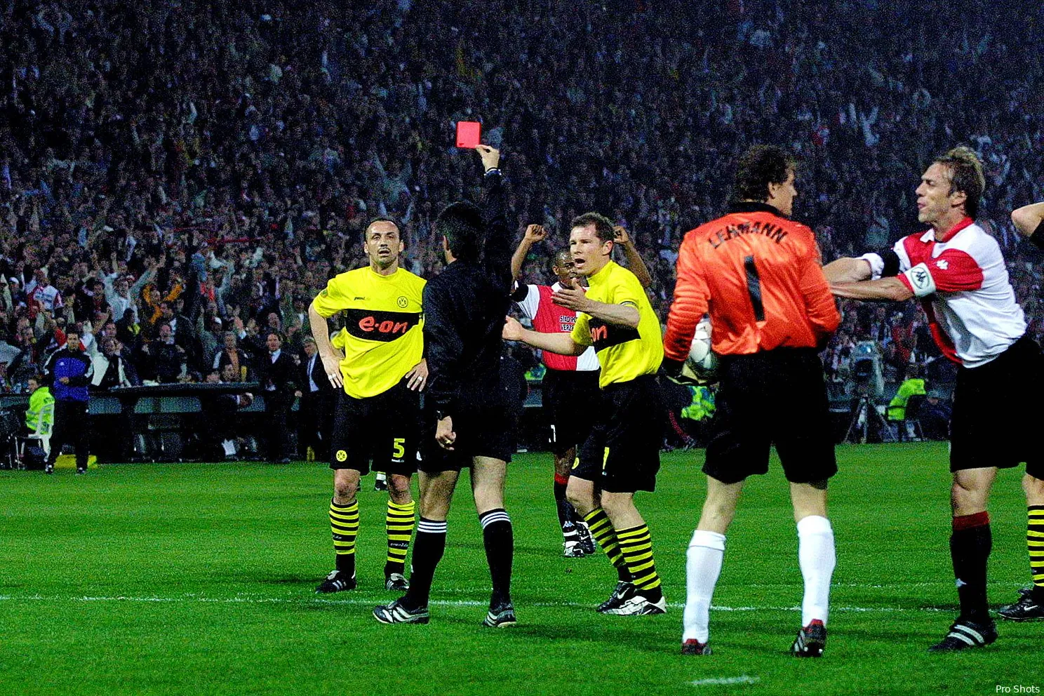8 mei 2002: De dag waarop Feyenoord Europa veroverde in een stad vol rouw