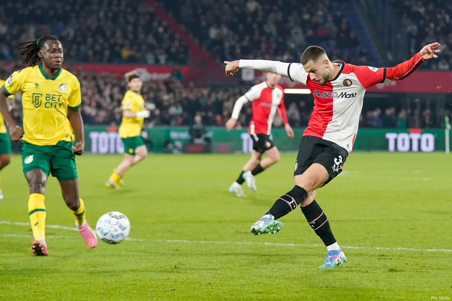 Top tien goals van Feyenoord: Welke vond jij de mooiste?