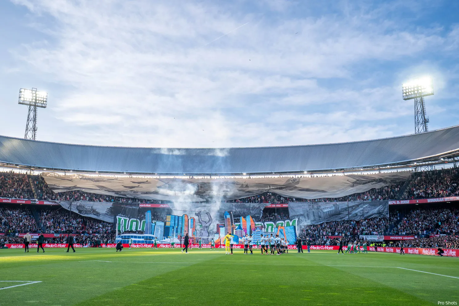 Feyenoord en supporters eren Rotterdam met indrukwekkende sfeeractie