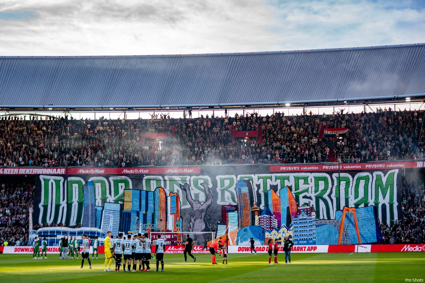 Feyenoord en supporters eren Rotterdam met indrukwekkende sfeeractie