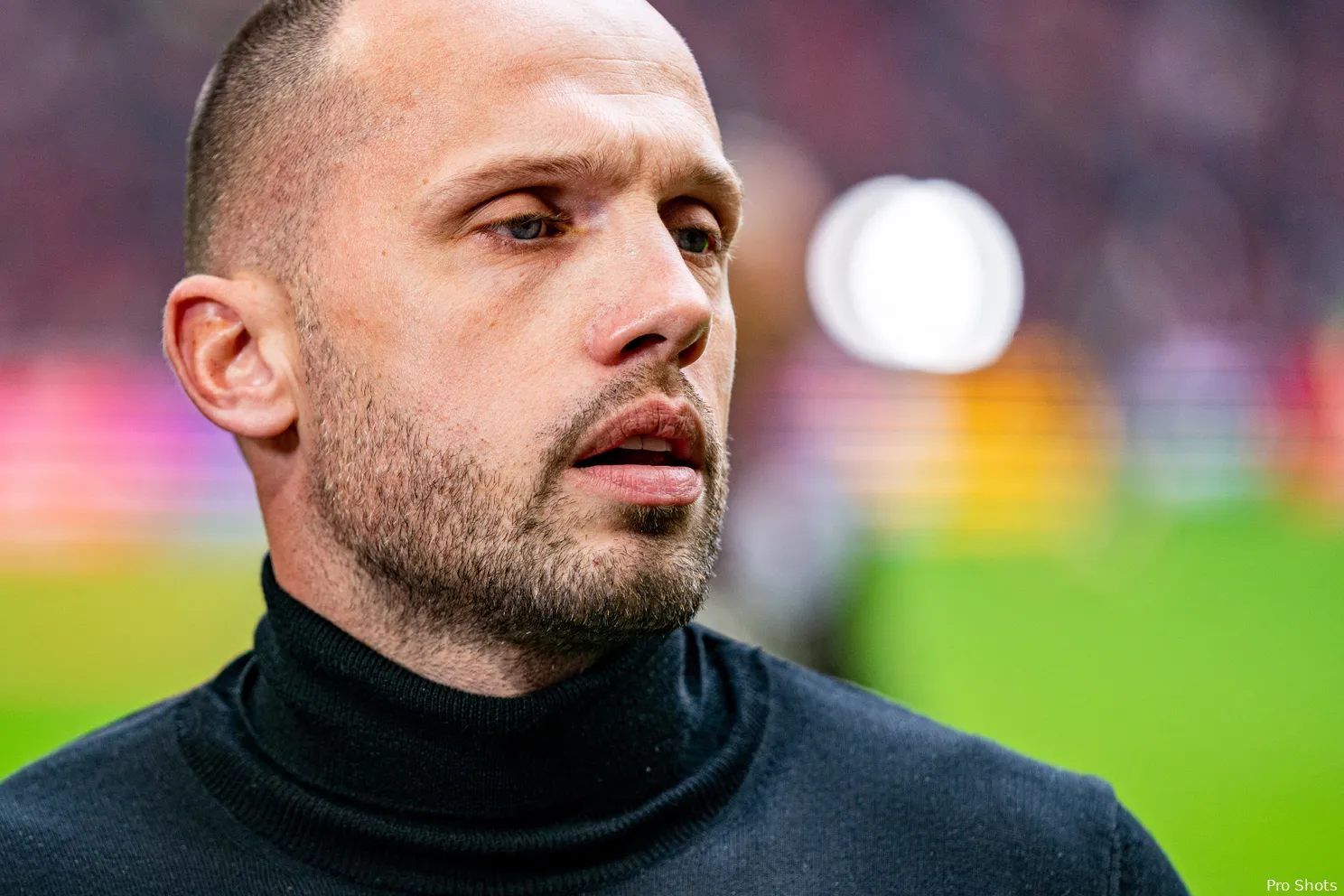 Heitinga tevreden na eerste oefenwedstrijd: ‘Ik wilde energie en gif in het drukzetten zien’