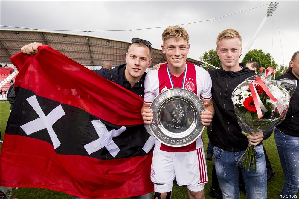 Flemming met de schaal na de gewonnen kampioenswedstrijd tegen Feyenoord O19 (3-1)