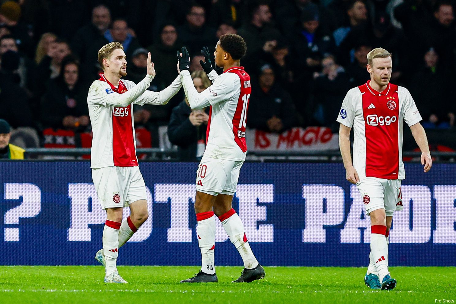 Ajax herovert tweede plaats in Eredivisie na eenvoudige zege op Almere City