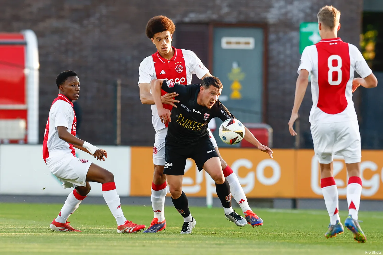Jong Ajax sluit historisch slecht seizoen in stijl af