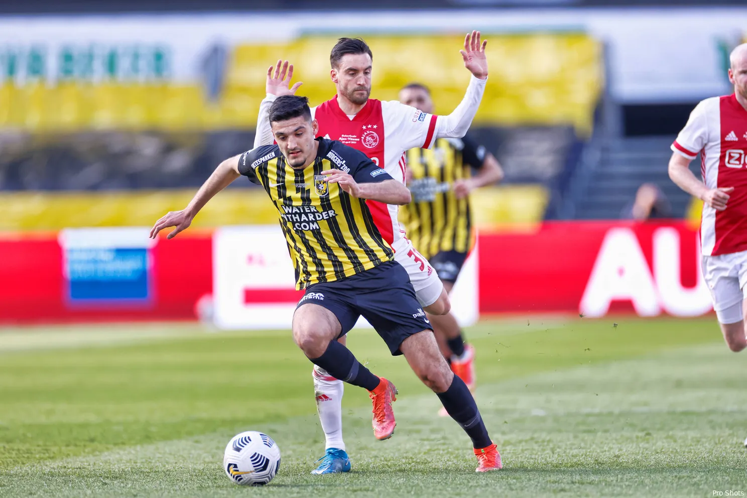 Geruchtenmolen: 'Ajax is Moro niet vergeten, maar kent wel concurrentie'