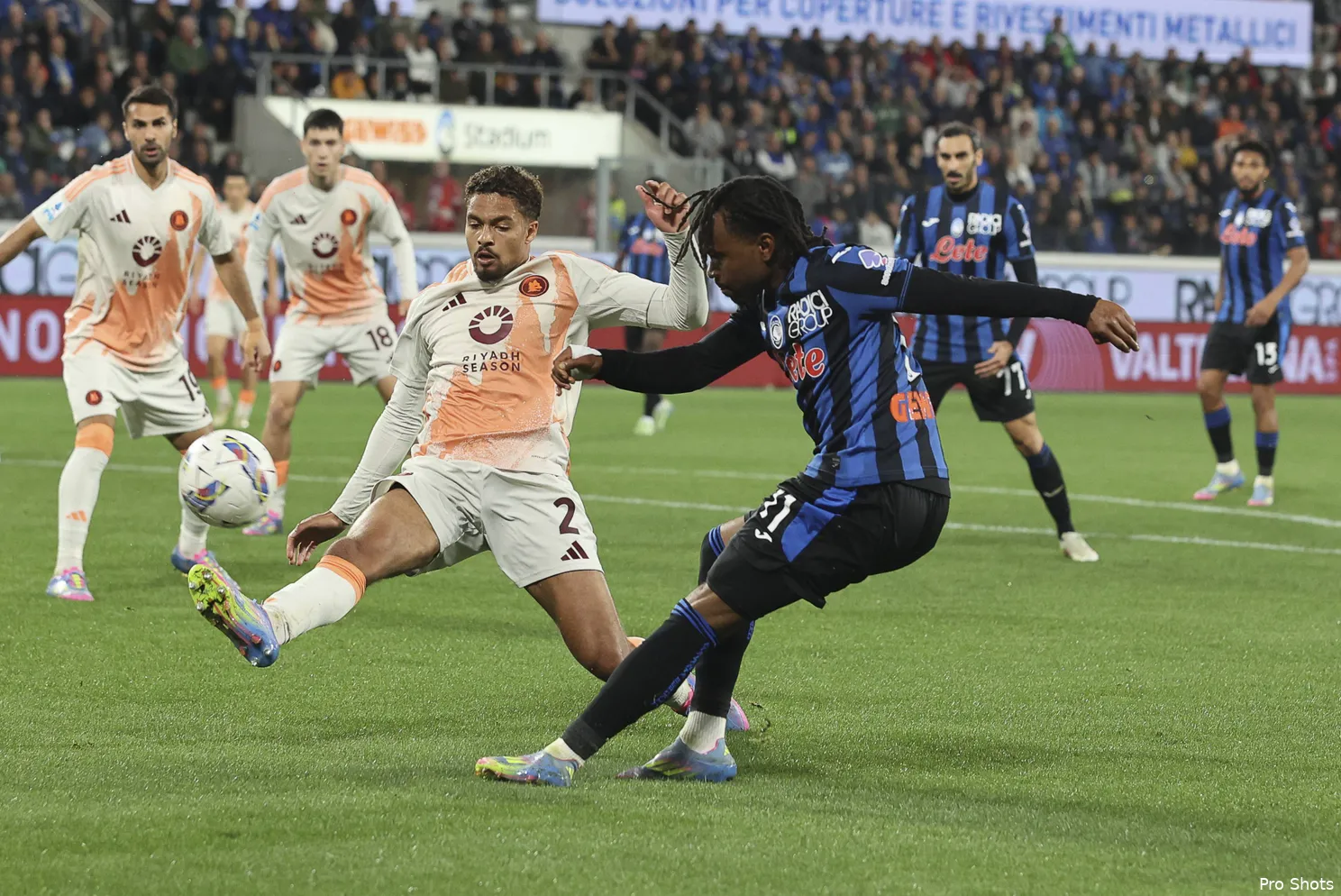 Rensch ontwikkelt zich bij AS Roma: 'In Italië moet je de bal soms wegroeien'