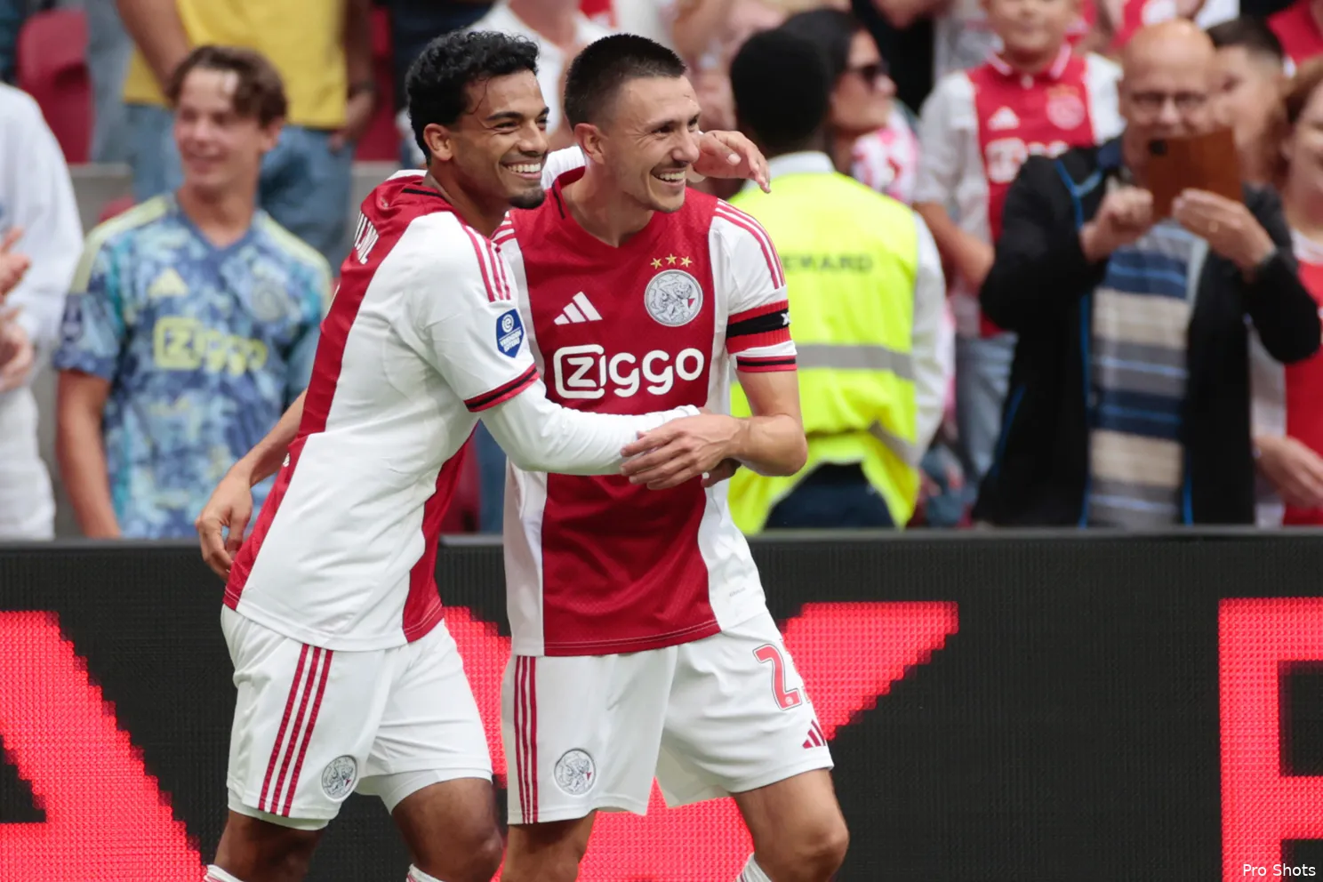 steven-berghuis-owen-wijndal-ajax-heracles-25-26
