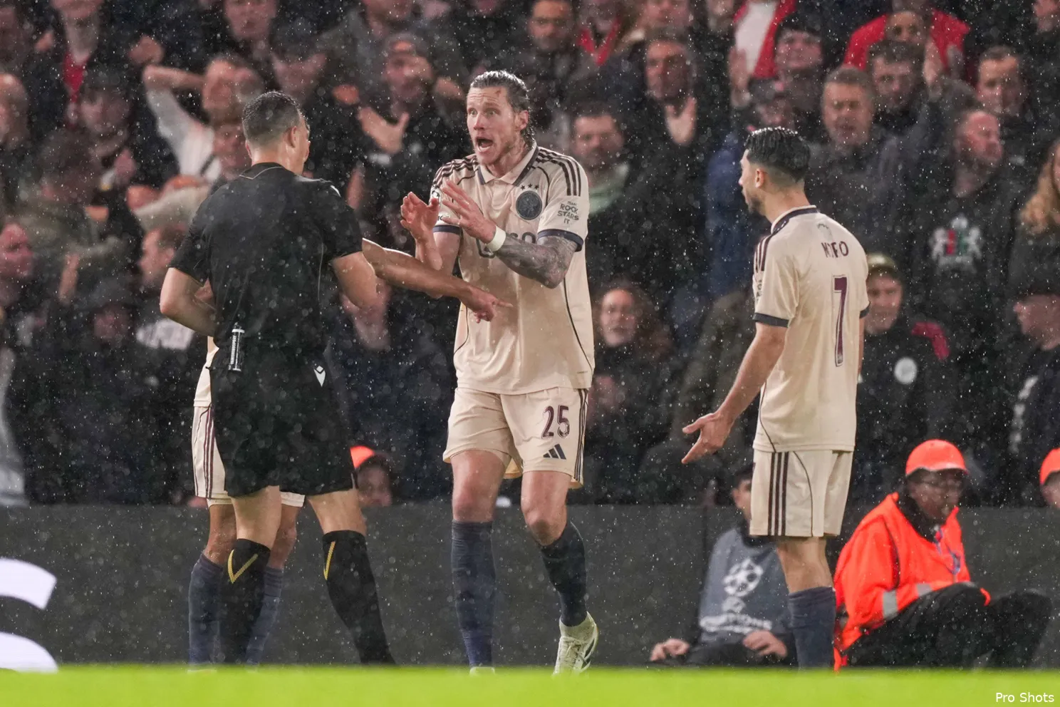 wout-weghorst-chelsea-ajax-25-26