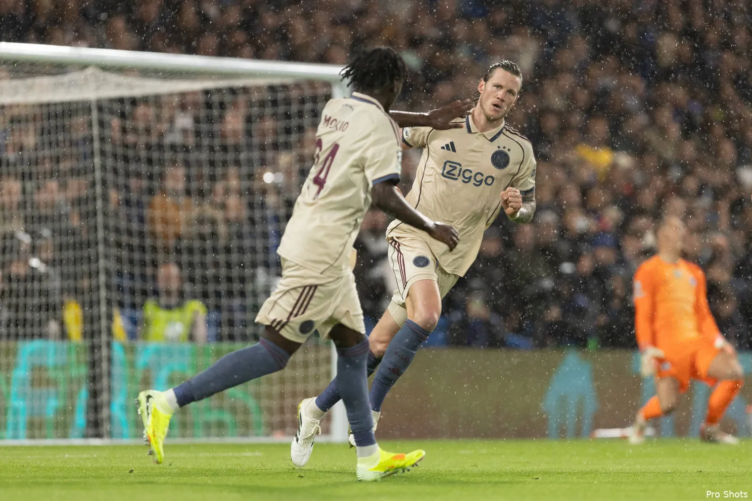 wout-weghorst-jorthy-mokio-chelsea-ajax-25-26