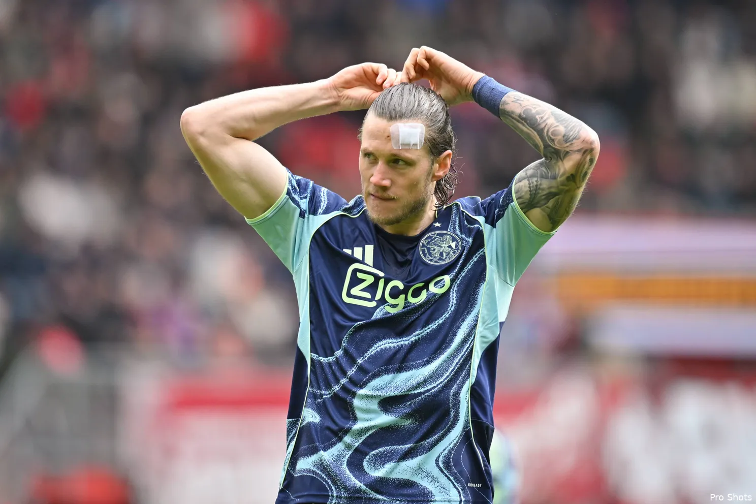 wout-weghorst-twente-ajax-25-26