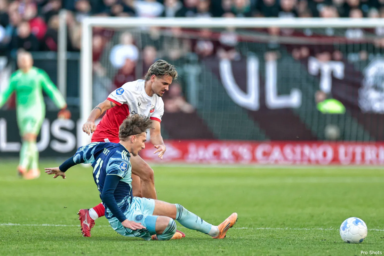 mika-godts-utrecht-ajax-25-26