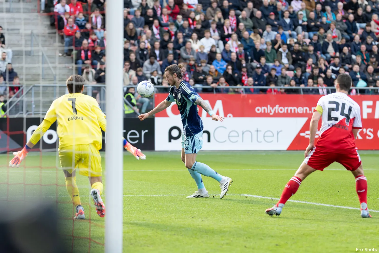 wout-weghorst-utrecht-ajax-25-26
