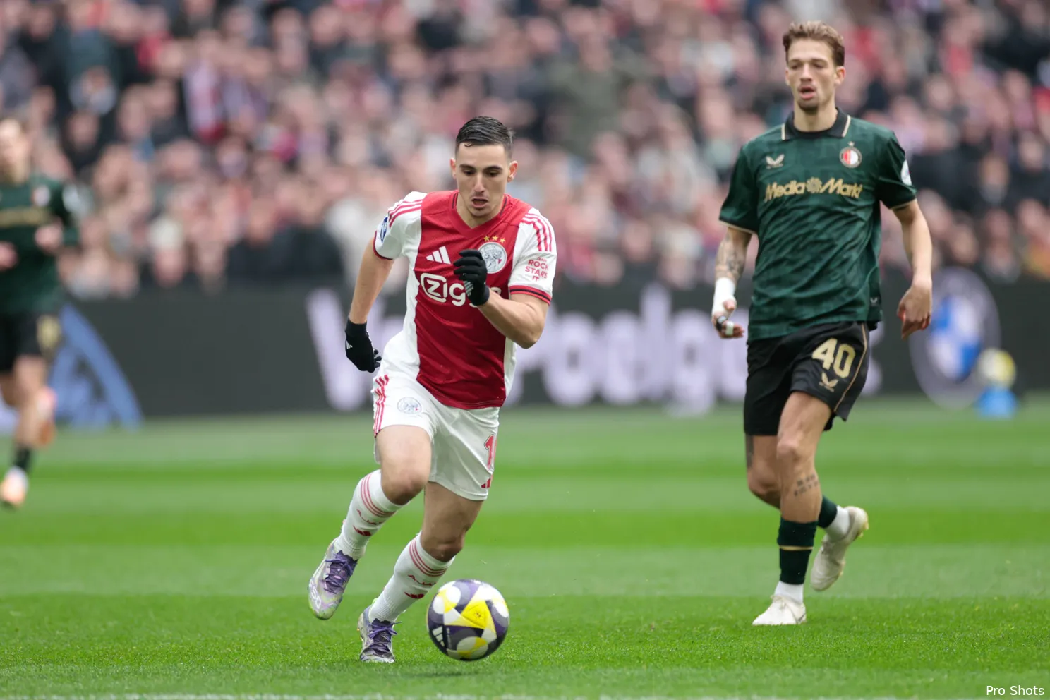 oscar-gloukh-ajax-feyenoord-25-26
