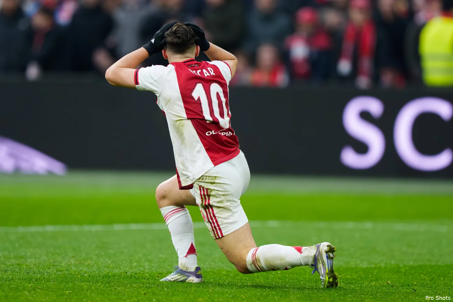 oscar-gloukh-ajax-feyenoord-25-26