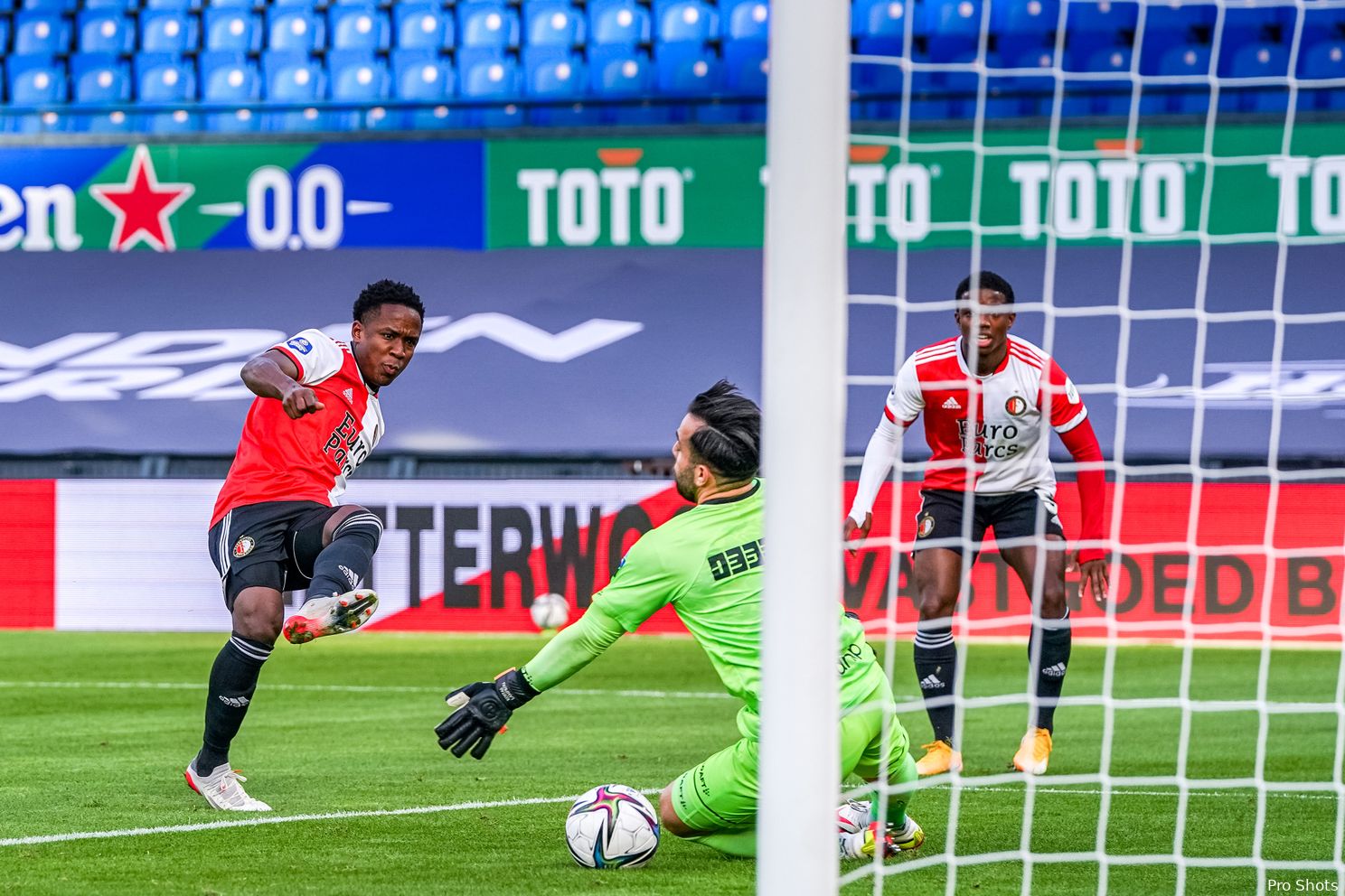 Feyenoord zet PEC Zwolle makkelijk opzij in lege Kuip