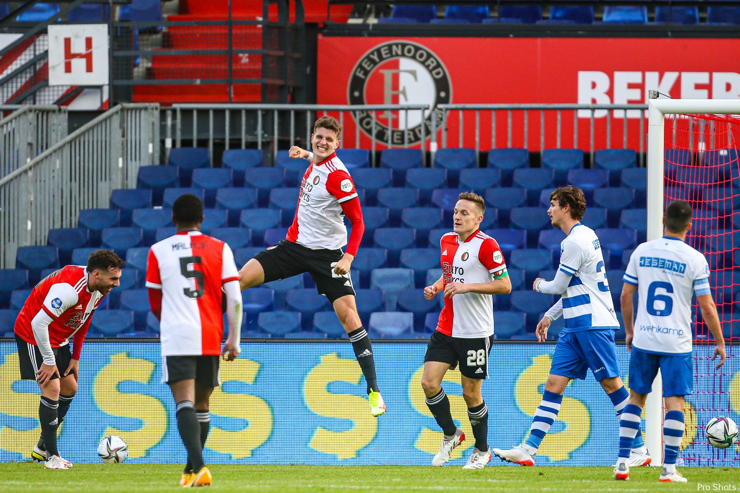 Feyenoord zet PEC Zwolle makkelijk opzij in lege Kuip