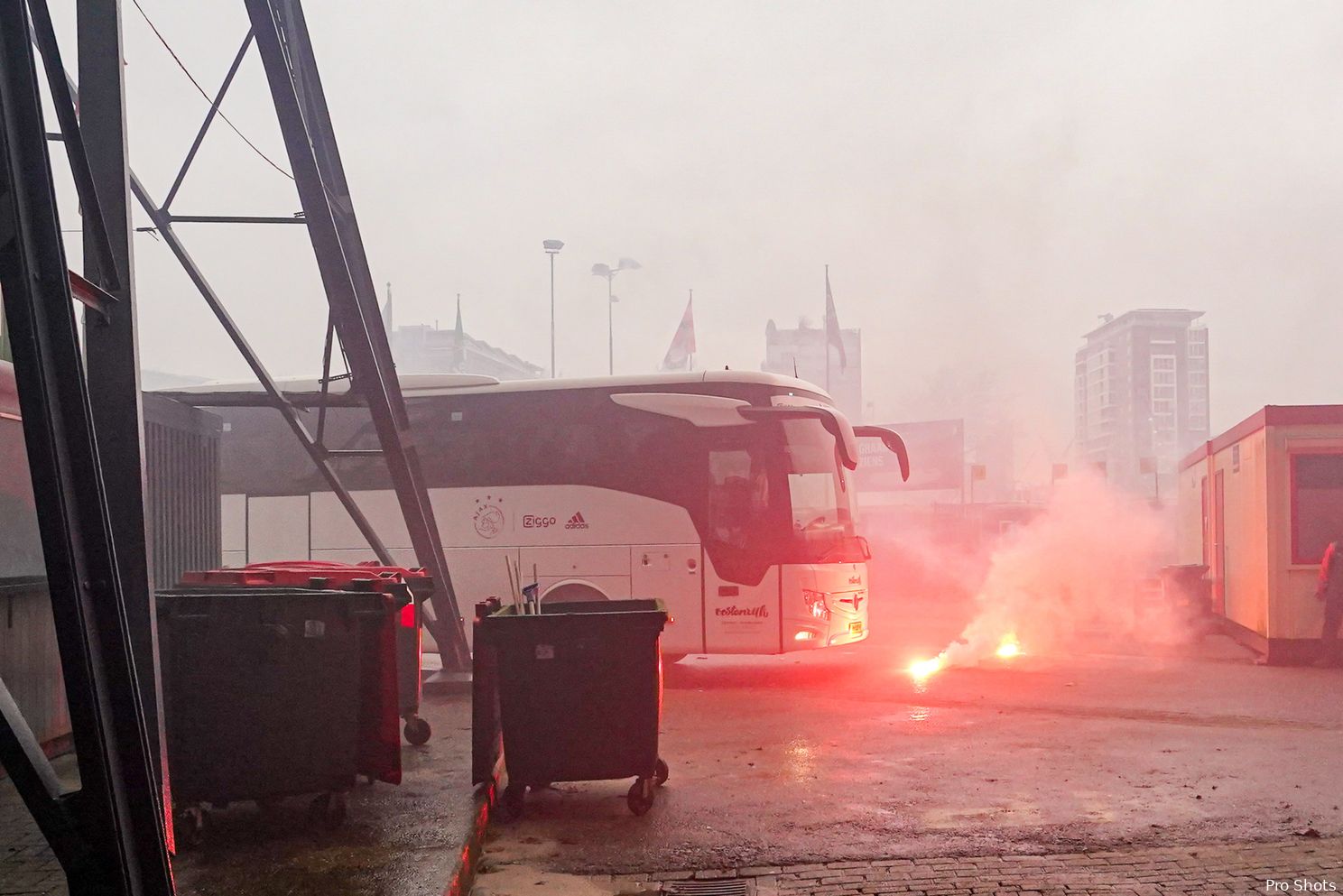 Spelersbus Ajax komt aan: Ben ik in een oorlogsgebied?