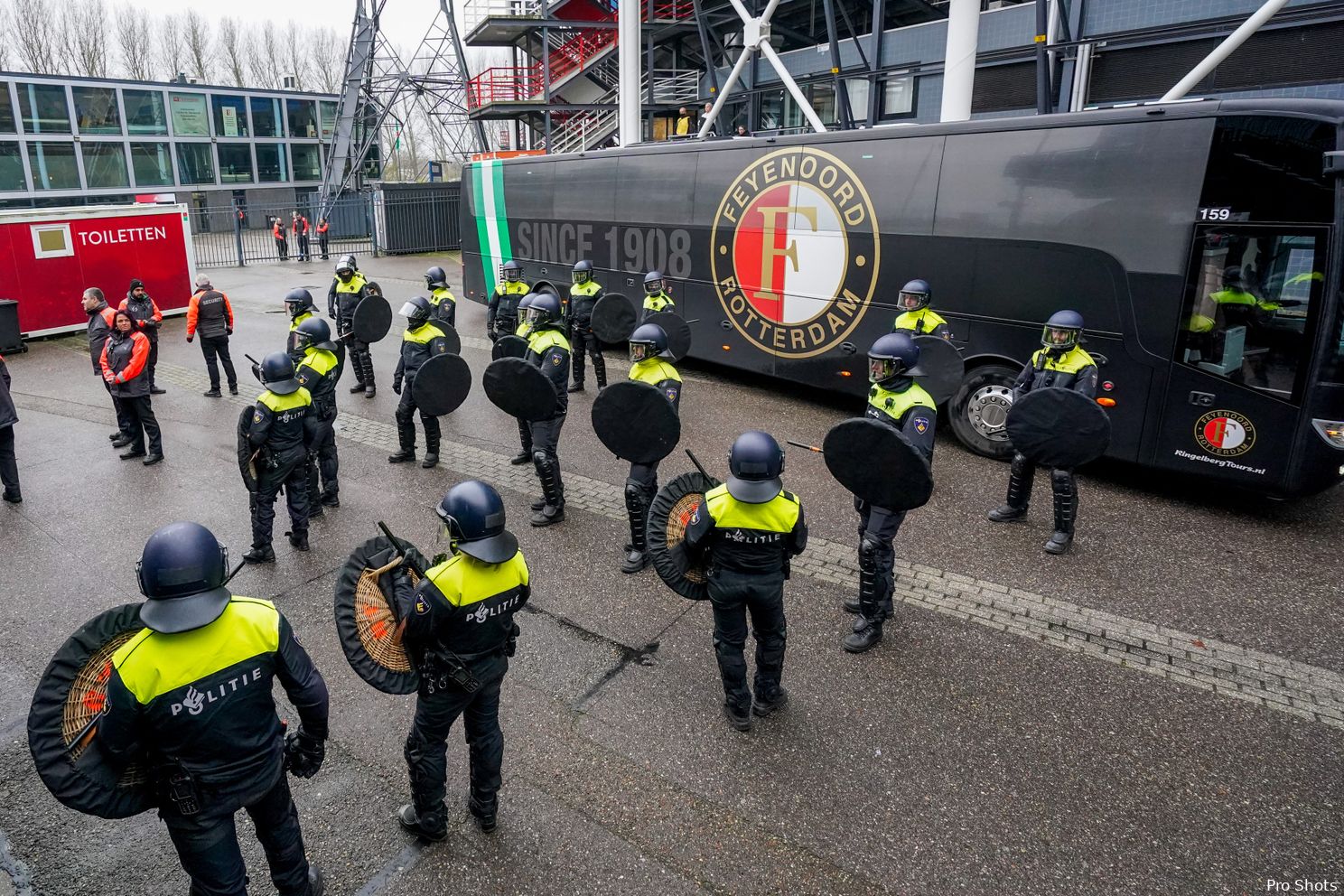 Spelersbus Ajax komt aan: Ben ik in een oorlogsgebied?