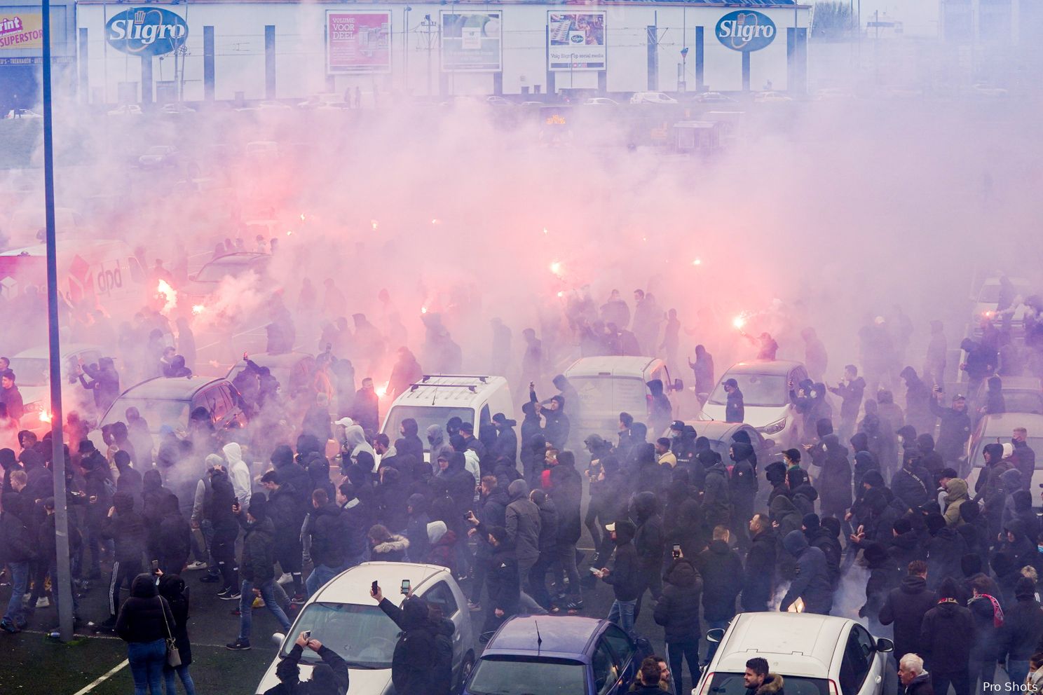 Spelersbus Ajax komt aan: Ben ik in een oorlogsgebied?