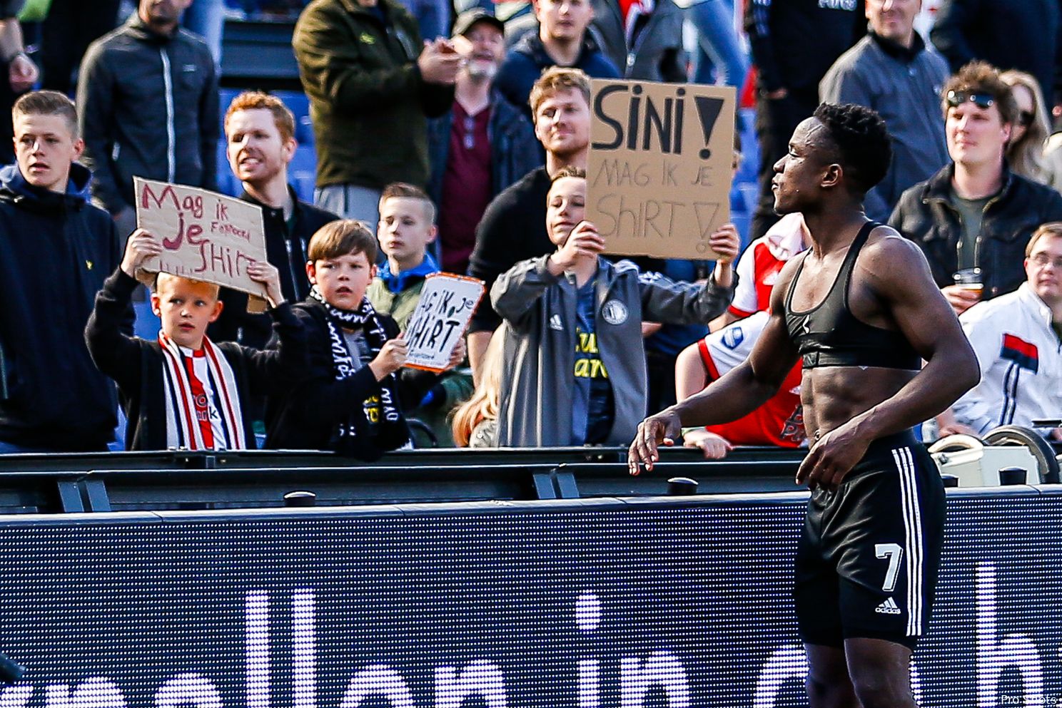 Sinisterra bezorgt Feyenoord in blessuretijd drie punten