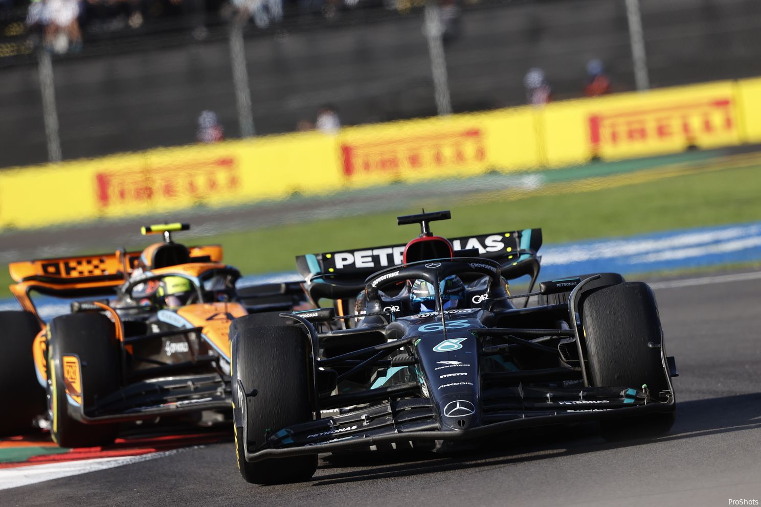 De race van Norris | McLaren ziet de bui hangen in gevecht met Russell: 'Je weet hoe hij is'