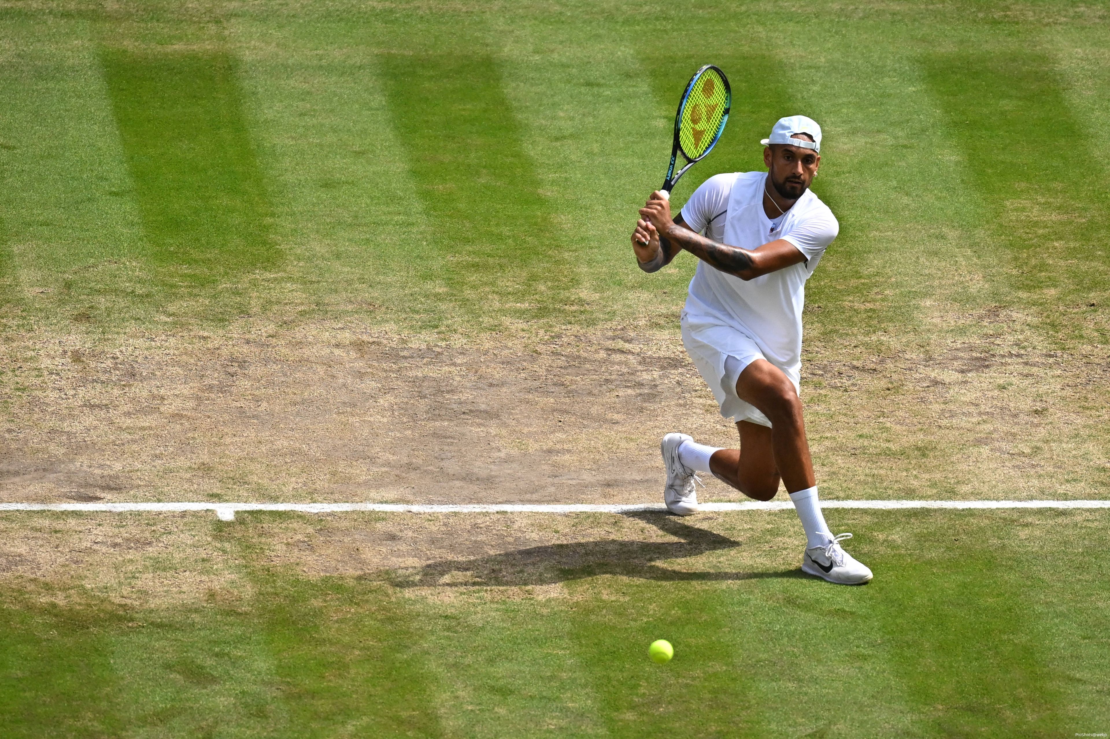 Nick Kyrgios in actie in de verloren finale van Wimbledon 2022 tegen Novak Djokovic