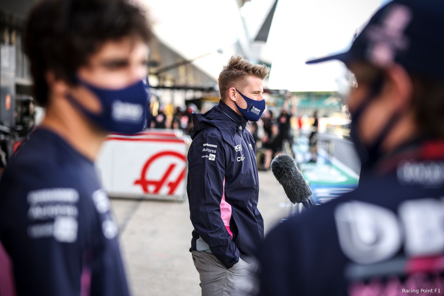 2020 in foto's | Knielende geluksvogels met diversiteit op het podium