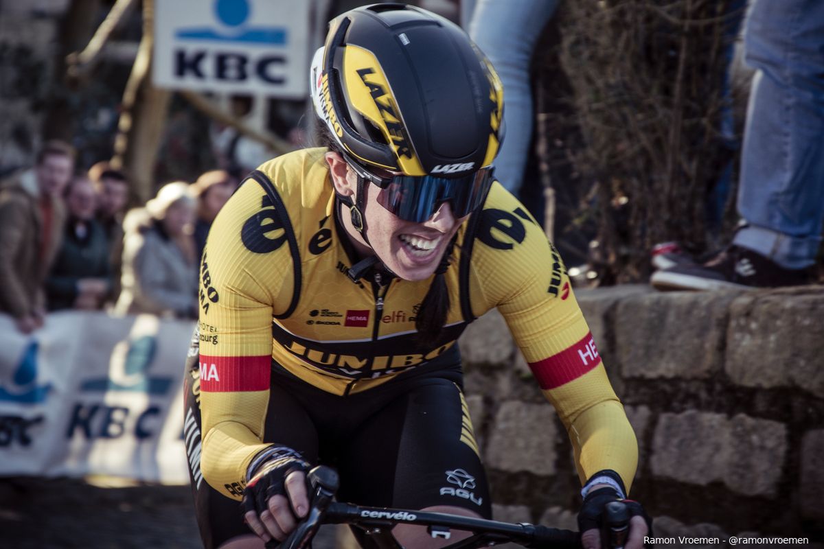 Jumbo-Visma gunt Henderson leiderstrui in Vuelta: 'Was ontzettend nerveus in de hotseat'