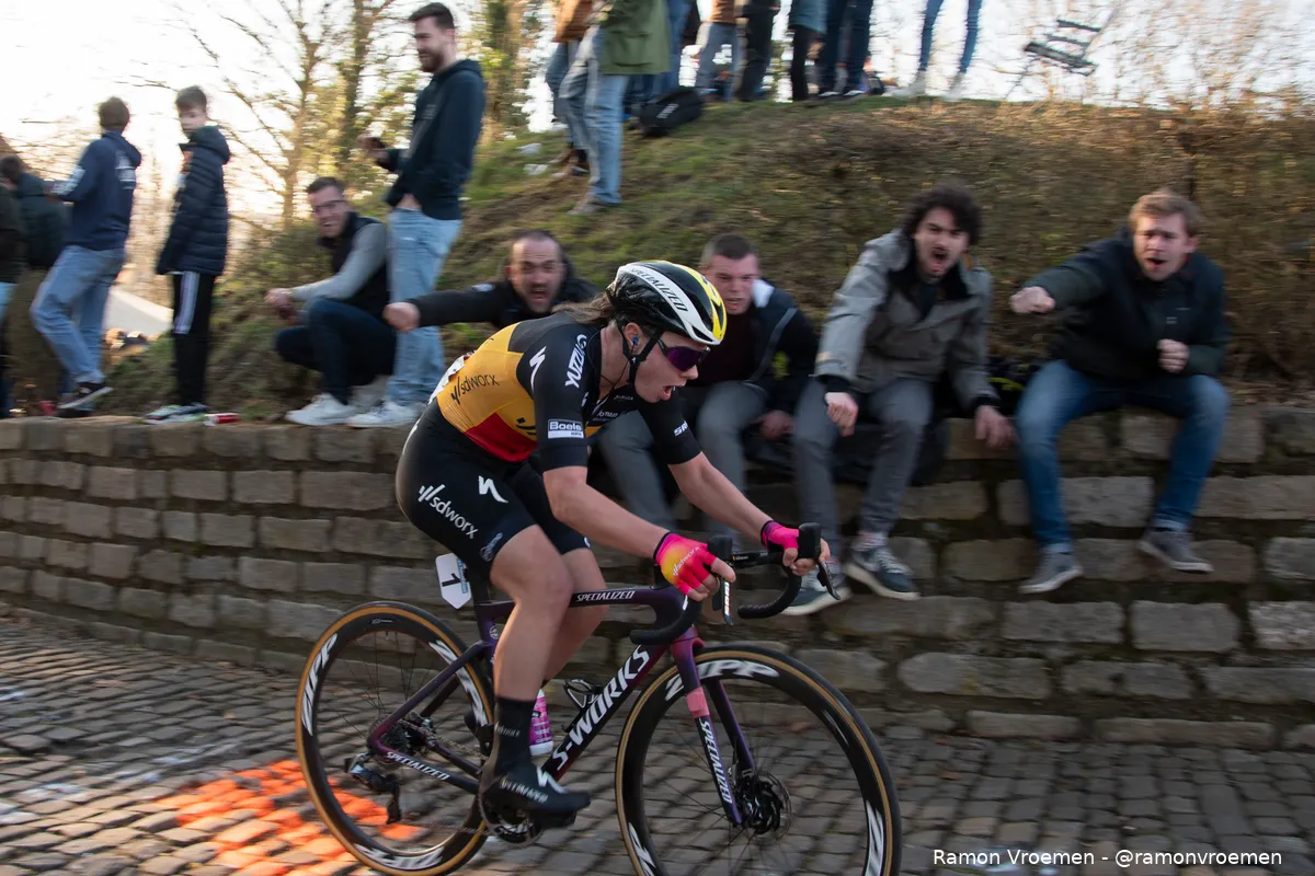 Kopecky steekt zeer goed koersende Van Vleuten de loef af en wint Strade Bianche