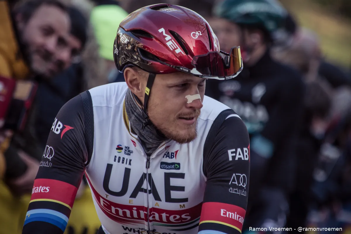 Parijs-Nice: Trentin (hersenschudding), Groenewegen (pijntjes) en 16 (!) zieken stappen niet op