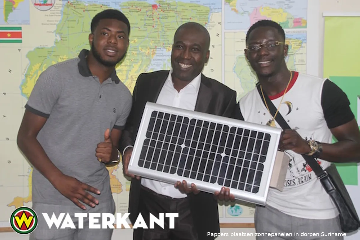 Rappers SBMG plaatsen zonnepanelen in dorpen Suriname