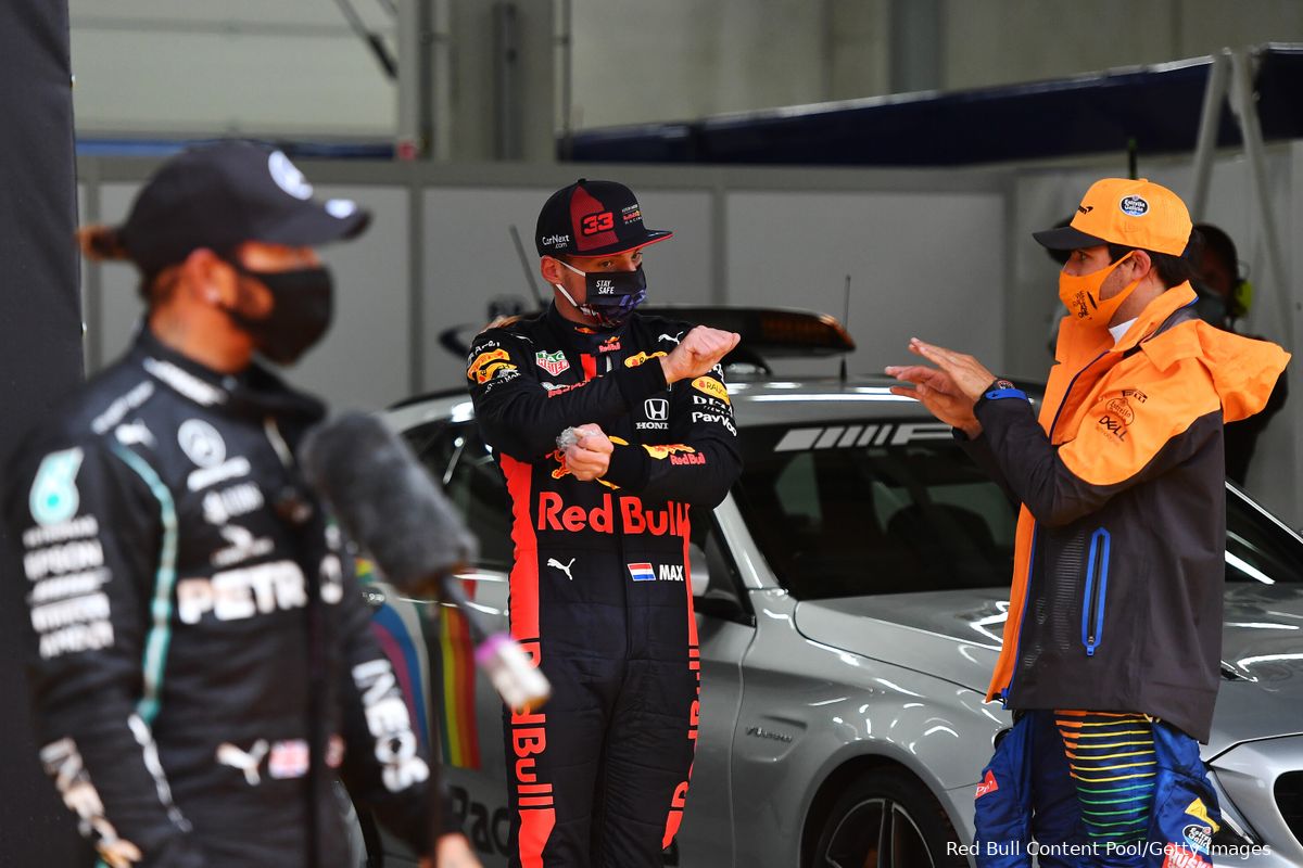 Sainz geniet van titelstrijd Verstappen en Hamilton: 'Vermakelijk en schitterend'