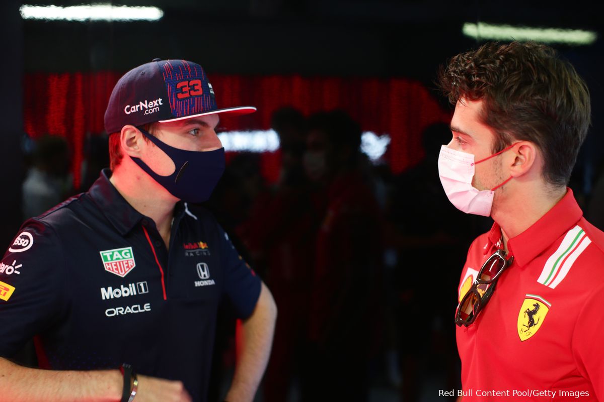 Leclerc vergelijkt rijstijlen Verstappen en Hamilton