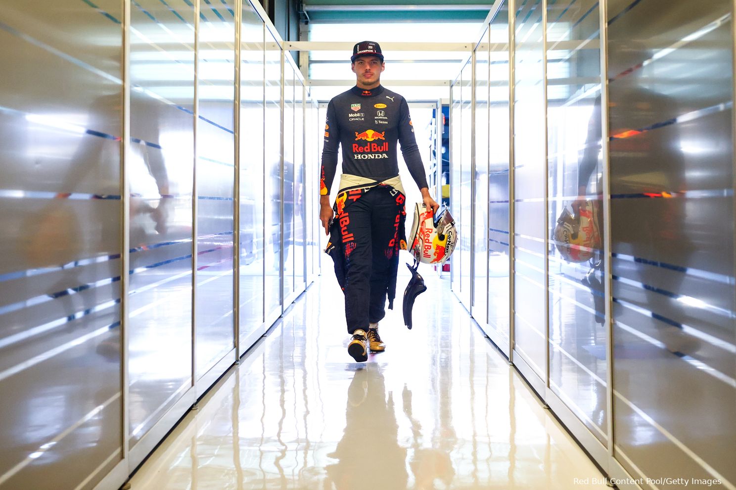 In beeld | Wereldkampioen Verstappen test nieuwe Pirelli-banden in Abu Dhabi