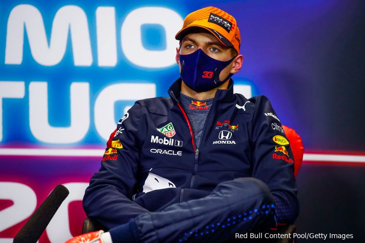 pion samenwerken Beeldhouwwerk Verstappen naast Tsunoda tijdens persconferentie voor GP Spanje |  F1Maximaal.nl