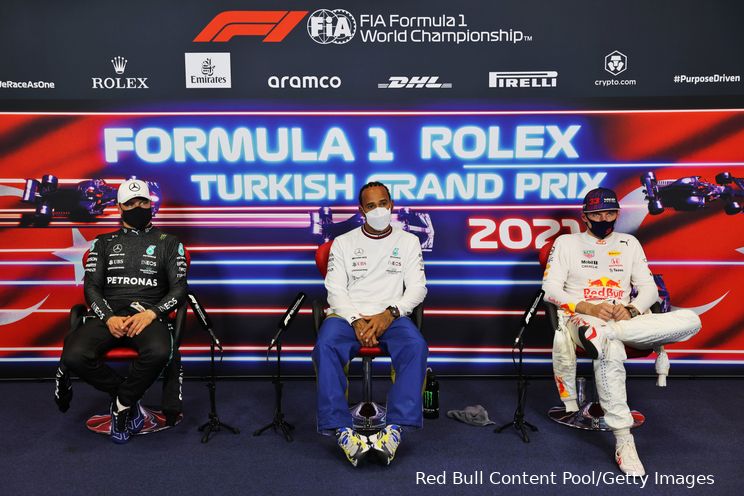 Hamilton krijgt te horen dat hij poleposition verliest: 'Verdomme, dus hij krijgt pole?'