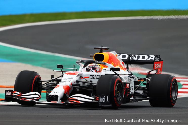 Hamilton pakt snelste tijd in Turkije, maar Bottas en Verstappen staan op eerste startrij