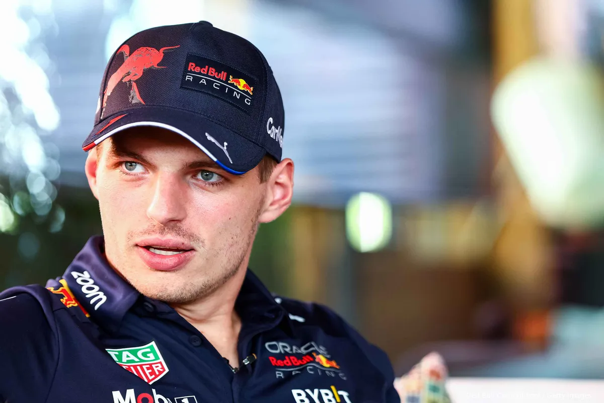 VIDEO: Verstappen warmt alvast reflexen op voor GP Japan