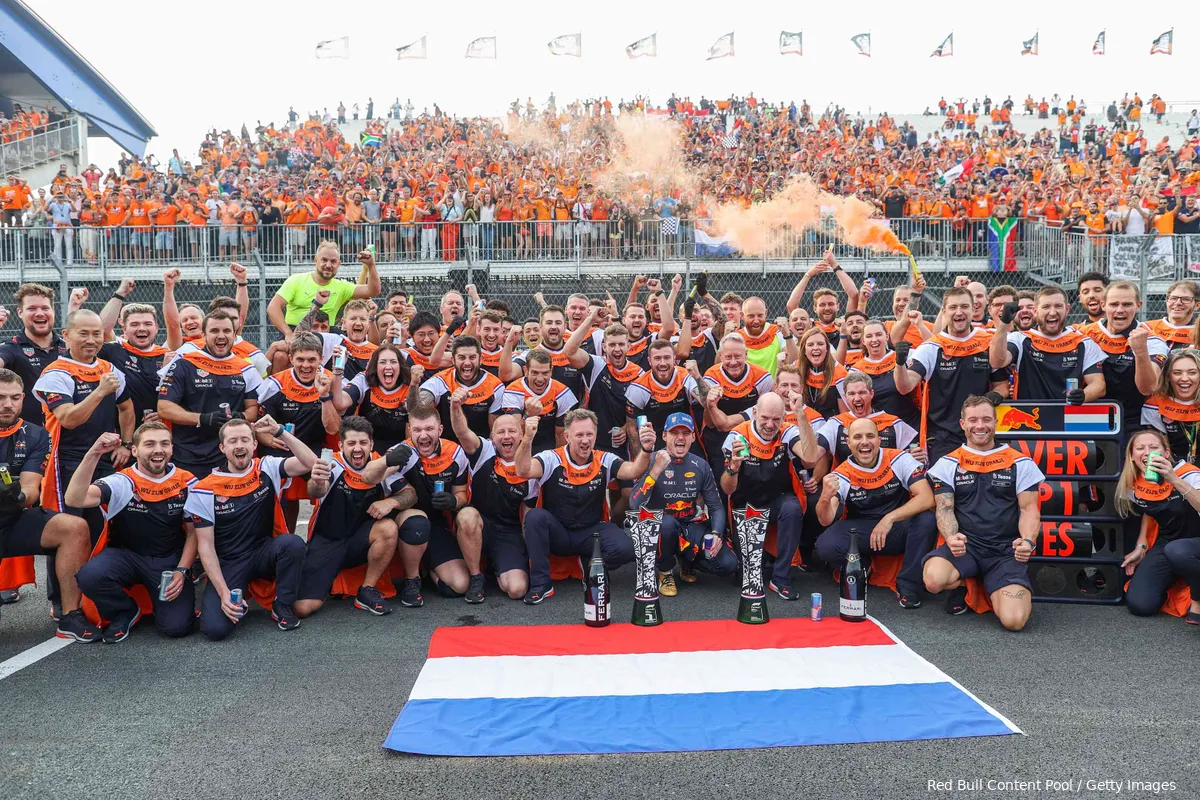 Waarom Verstappen buiten de auto in voetsporen van dominante Schumacher treedt