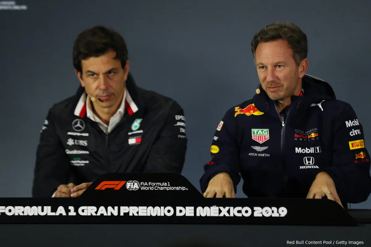 Wolff met stomheid geslagen over voorsprong Verstappen: 'te bizar'