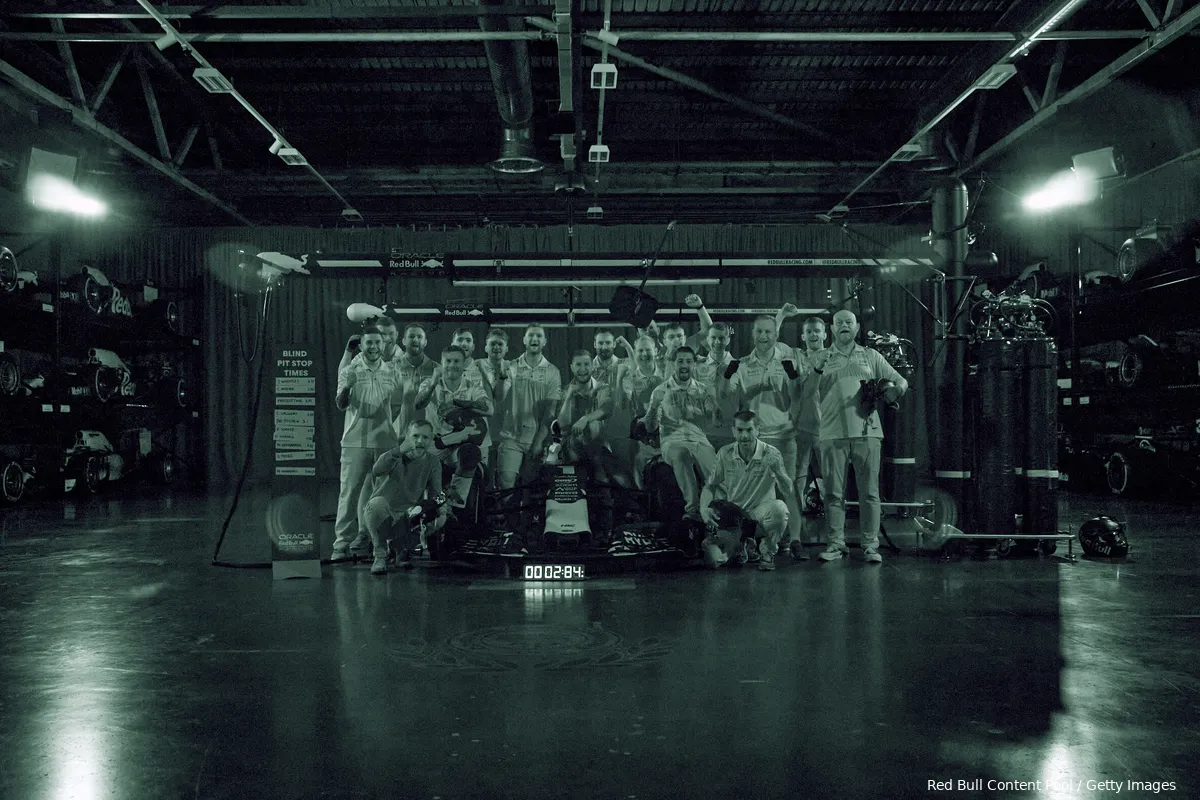 VIDEO: Red Bull Racing doet pitstop in het donker!